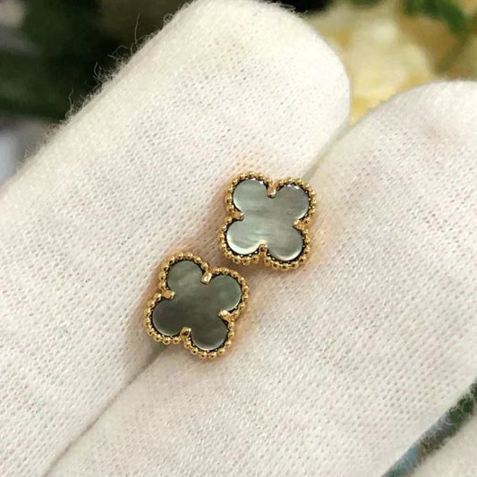 [Glimmer]CLOVER MINI 9.5MM GRAY MOP EARRINGS