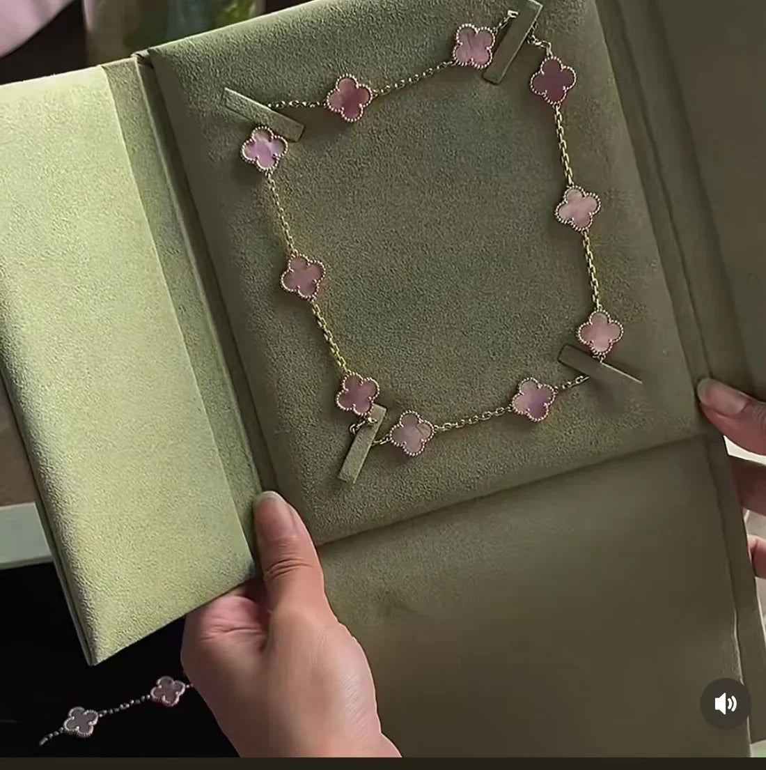 [Glimmer Jewellery] ピンクのネックレス（10連クローバー）