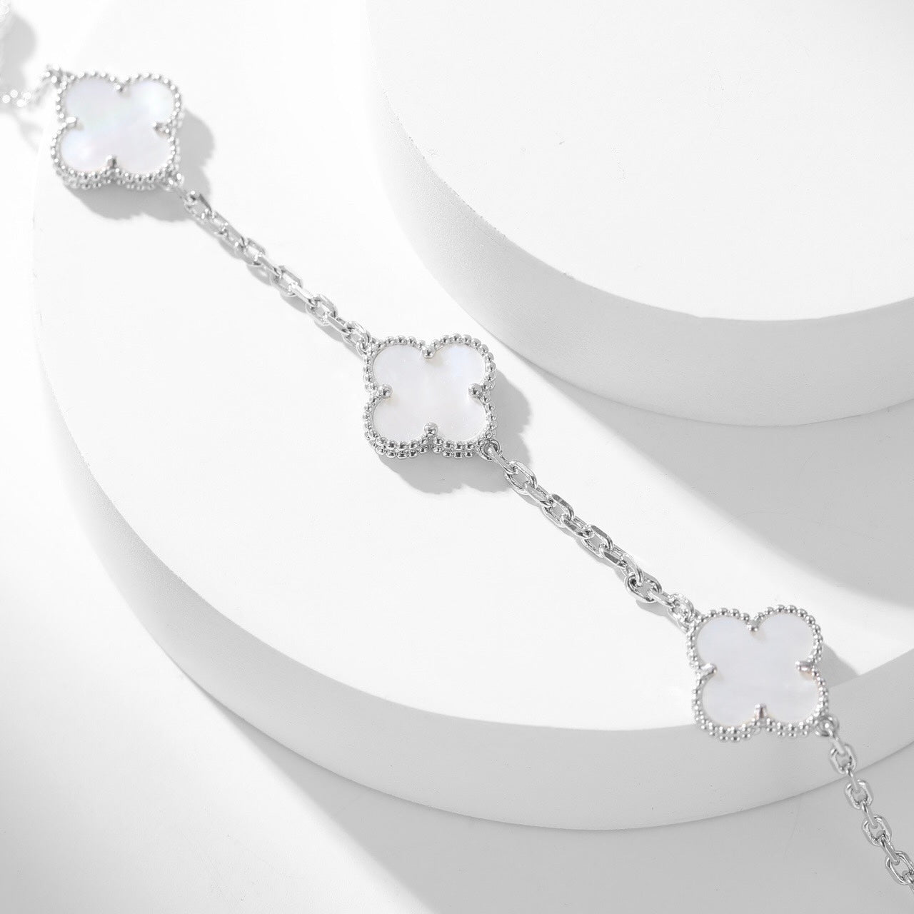 [Glimmer]CLOVER 10 MOTIFS WHITE MOTHER OF PEARL NECKLACE