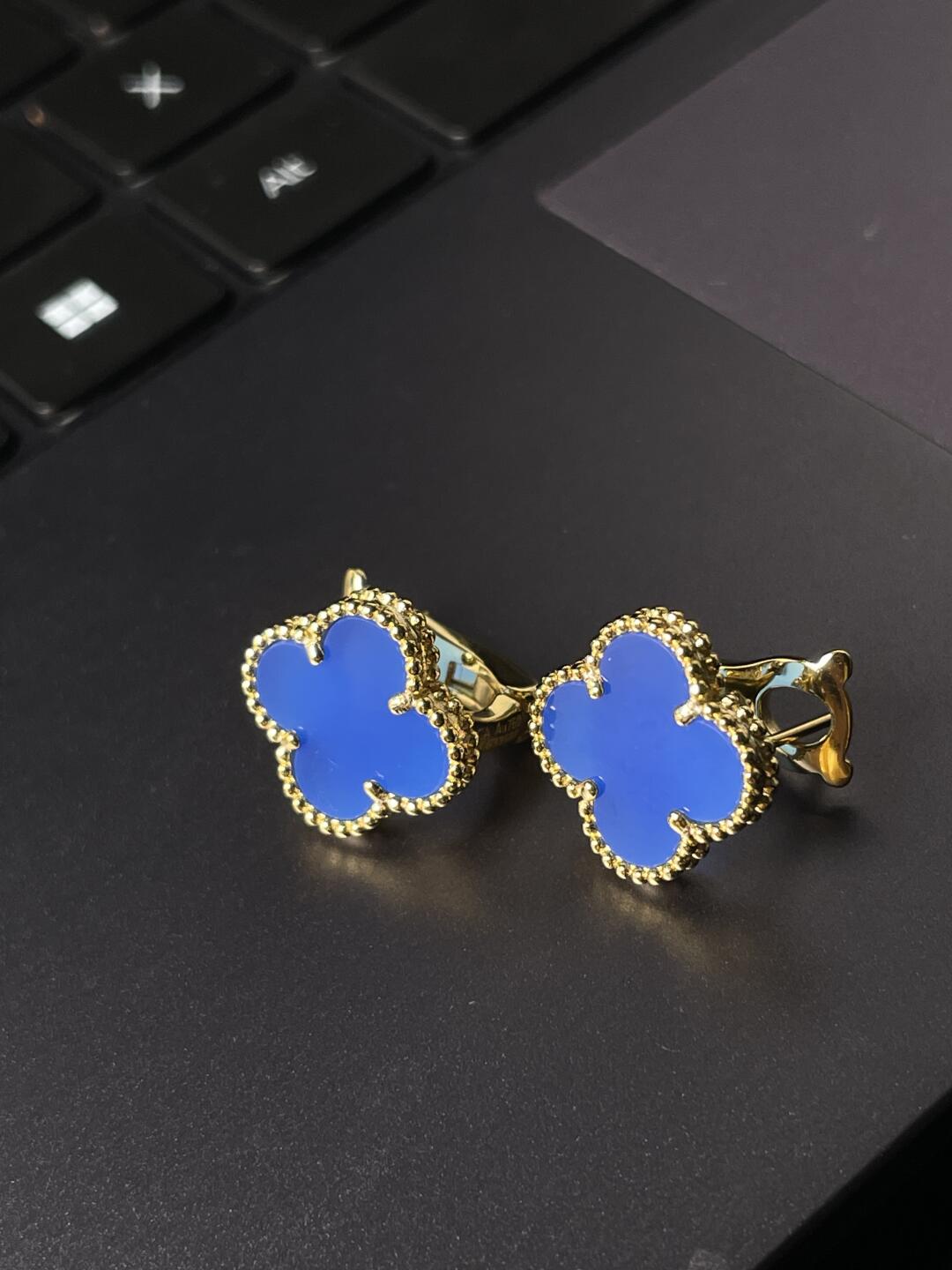 [Glimmer] CLOVER LARGE (20mm) 1 MOTIFS BLUE MOP STUD EARRINGS